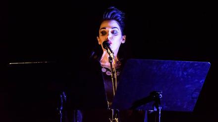 Lady in schwarz. Niemand verbindet Operngesang, Gospel und Stimmbandterror so gekonnt wie die 61-jährige Diamanda Galás.