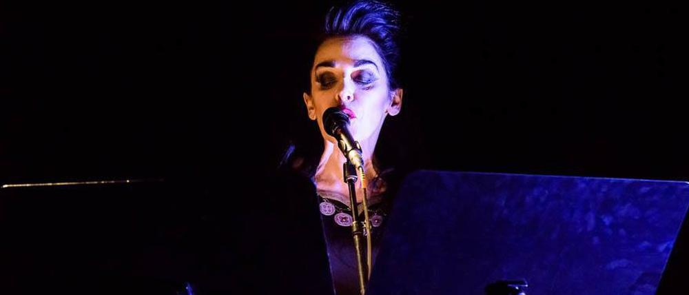 Lady in schwarz. Niemand verbindet Operngesang, Gospel und Stimmbandterror so gekonnt wie die 61-jährige Diamanda Galás.