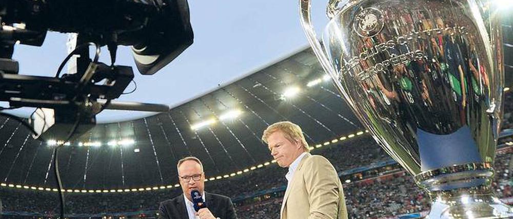 Wie lange dürfen Oliver Welke (links) und Oliver Kahn noch fürs ZDF die Champions League kommentieren? Foto: dpa