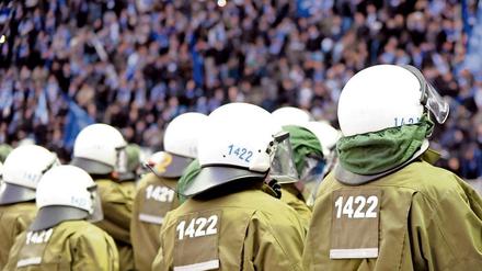 Die Tribüne im Blick: Polizisten im Berliner Olympiastadion. (Archiv)
