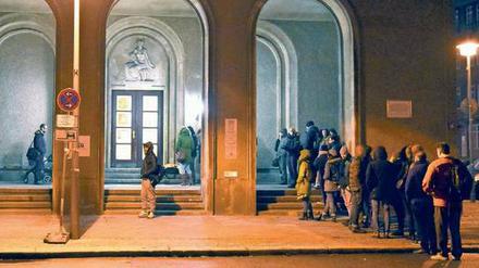 Geduldsprobe Bürokratie. Bereits im Februar standen Menschen ab 4 Uhr morgens vor dem Standesamt Mitte in der Parochialstraße Schlange.