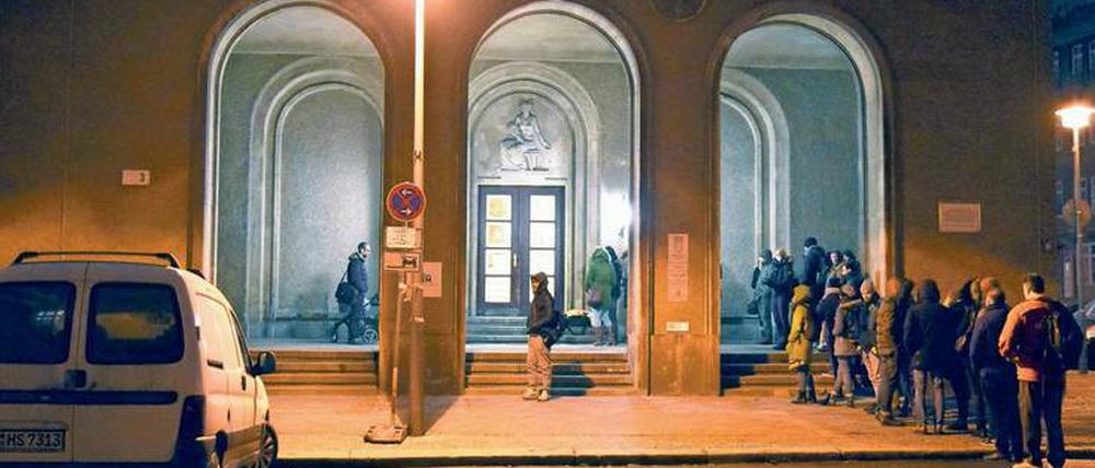 Geduldsprobe Bürokratie. Bereits im Februar standen Menschen ab 4 Uhr morgens vor dem Standesamt Mitte in der Parochialstraße Schlange.