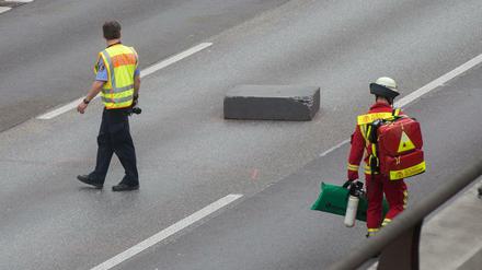 Autofahrer hielten den Styroporblock für einen Betonklotz.