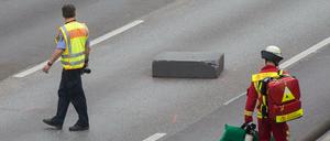 Autofahrer hielten den Styroporblock für einen Betonklotz.