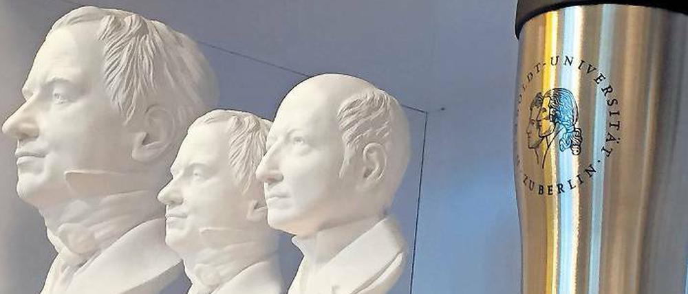 Wer ist hier wer? Die Humboldt-Brüder, hier als Büsten im Store der Humboldt-Uni, werden bisweilen verwechselt. 