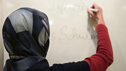 Im sogenannten Kopftuchurteil stellte das Bundesverfassungsgerichtes am 24. September 2003 fest, dass einer muslimischen Lehrerin das Tragen eines Kopftuchs an einer öffentlichen Schule nicht untersagt werden kann, solange es kein entsprechendes Gesetz auf Landesebene gibt.