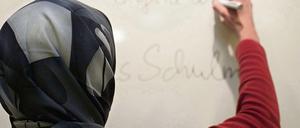 Im sogenannten Kopftuchurteil stellte das Bundesverfassungsgerichtes am 24. September 2003 fest, dass einer muslimischen Lehrerin das Tragen eines Kopftuchs an einer öffentlichen Schule nicht untersagt werden kann, solange es kein entsprechendes Gesetz auf Landesebene gibt.