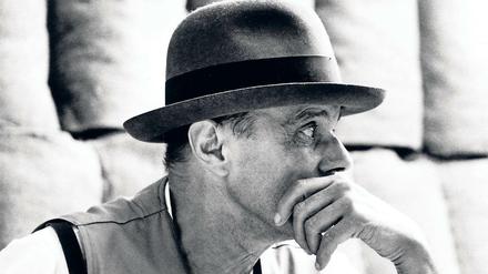 Nachdenklich, rätselhaft. Beuys in der WDR Sendung "Zeitgeist-Maschine" im Jahr 1986.