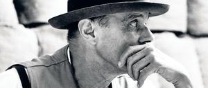 Nachdenklich, rätselhaft. Beuys in der WDR Sendung "Zeitgeist-Maschine" im Jahr 1986.