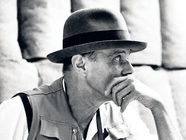 Nachdenklich, rätselhaft. Beuys in der WDR Sendung "Zeitgeist-Maschine" im Jahr 1986.