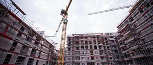 In Berlin entstehen viele neue Wohnungen. Trotzdem gibt es noch immer mehr Nachfrage als Wohnraum.