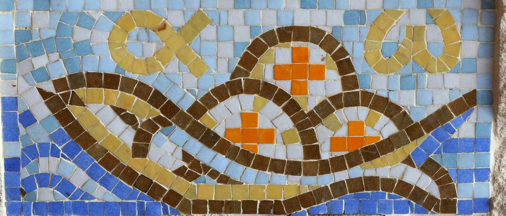 Ein christliches Fisch-Mosaik in der Notre-Dame-du-Val Kirche.