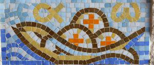 Ein christliches Fisch-Mosaik in der Notre-Dame-du-Val Kirche. 