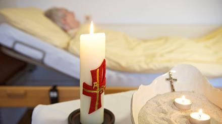 Am Ende allein - oder nicht. Unheilbar Erkrankte suchen bisher oft im Ausland Sterbehilfe.