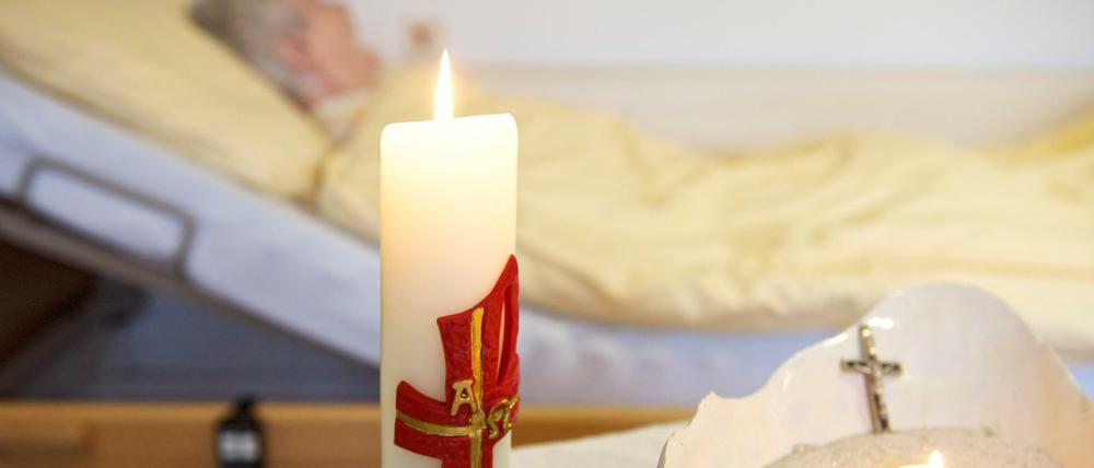 Am Ende allein - oder nicht. Unheilbar Erkrankte suchen bisher oft im Ausland Sterbehilfe.
