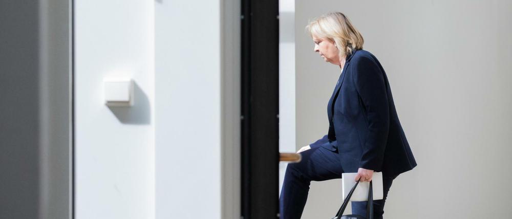 Nach dem Rücktritt von Hannelore Kraft sucht die NRW-SPD einen Neuanfang in der Opposition, Gespräche über eine Neuauflage der Großen Koalition unter Führung der CDU hat sie am Montagabend ausgeschlossen.