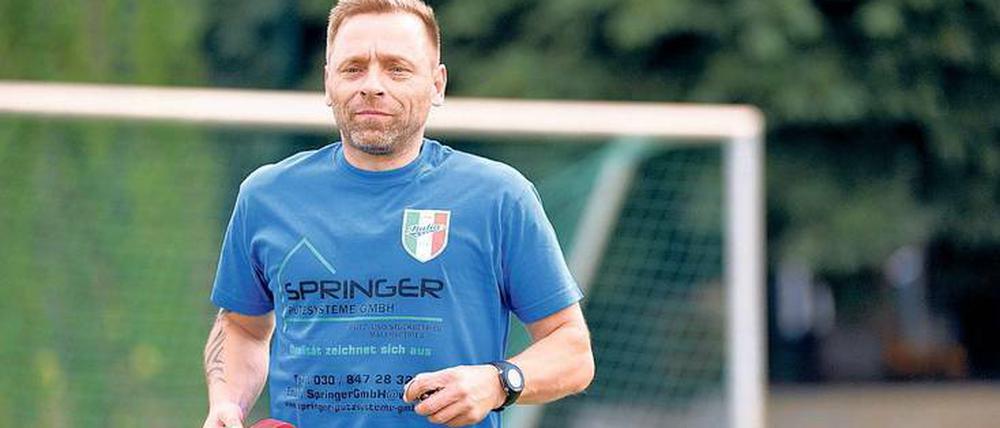 Der Mann, den sie „Icke“ nennen. Thomas Häßler zuckt immer noch zusammen, wenn ein Spieler nicht zum Training kommen kann, weil die Arbeit ruft oder die Freundin krank ist.