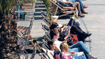 Plötzlich heiß. In den Strandbars der Stadt lässt es sich aushalten.