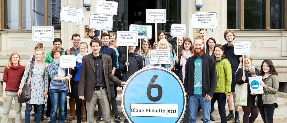 Demonstrativ. Der ökologische Verkehrsclub VCD übergab Verkehrsminister Dobrindt am Dienstag mehrere tausend Unterschriften von Bürgern für eine Blaue Plakette.