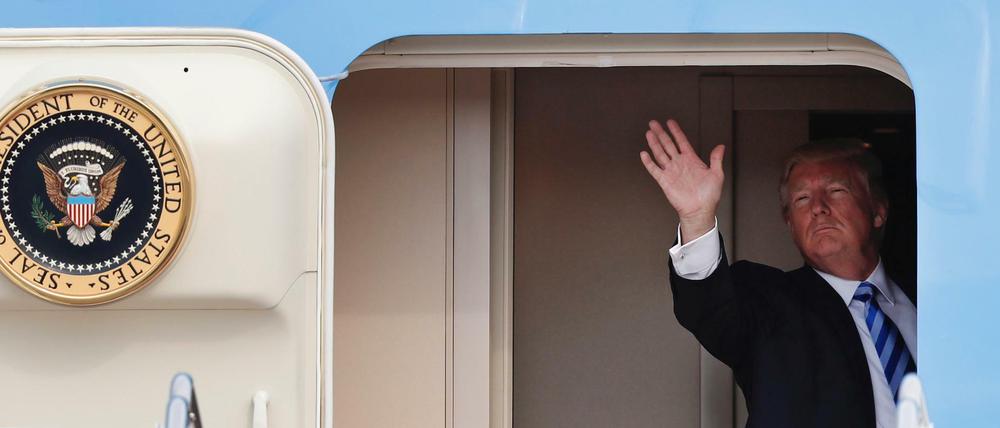 US-Präsident Donald Trump steigt in die Präsidentenmaschine. 