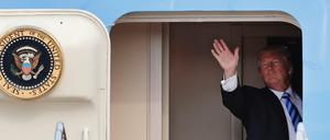 US-Präsident Donald Trump steigt in die Präsidentenmaschine.