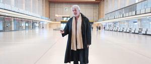 Dercon, allein zuhaus? Chris Dercon, neuer Intendant der Berliner Volksbühne, nach der Vorstellung seines Programms auf dem Flughafen Tempelhof.