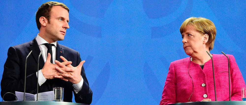 Kanzlerin Angela Merkel und Frankreichs Präsident Emmanuel Macron bei der gemeinsamen Pressekonferenz in Berlin.