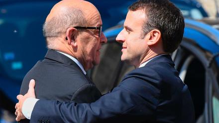 Frankreichs Präsident Emmanuel Macron mit dem künftigen Außenminister und bisherigen Justizminister Jean-Yves Le Drian (links).