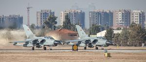 Zwei Tornados der Luftwaffe starten in Incirlik.