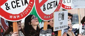 Proteste gegen die Freihandelsabkommen TTIP (mit USA) und Ceta (mit Kanada) vor dem EU-Ratsgebäude in Brüssel (im Mai 2016).