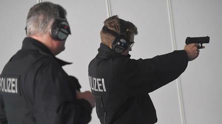 Ein Auszubildender beim Erlernen der Arbeit mit der Dienstwaffe.