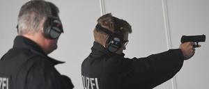 Ein Auszubildender beim Erlernen der Arbeit mit der Dienstwaffe.