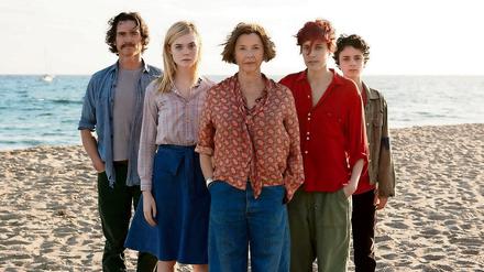 Mehrgenerationen-WG. Von links: Billy Crudup, Elle Fanning, Annette Bening, Greta Gerwig und Lucas Jade Zuman. 