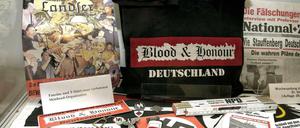 Gesammeltes rechtsextremes Propagandamaterial der Wanderausstellung "Die braune Falle".