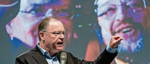 Niedersachsens SPD-Ministerpräsident Stephan Weil hat am Dienstag ein eigenes Steuerkonzept vorgestellt und den eigenen Kanzlerkandidaten Martin Schulz damit offensichtlich überrascht.