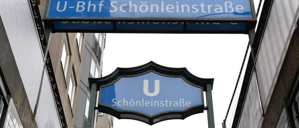 Im Bahnhof Schönleinstraße hatten am 24.12.2016 sieben Männer versucht, einen auf einer Bank schlafenden Obdachlosen anzuzünden. 