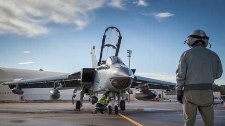 Ein Aufklärungs-Tornado der Bundeswehr auf der Air Base in Incirlik (Türkei).