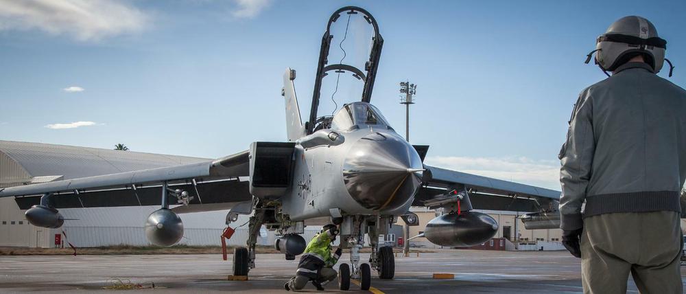 Ein Aufklärungs-Tornado der Bundeswehr auf der Air Base in Incirlik (Türkei).