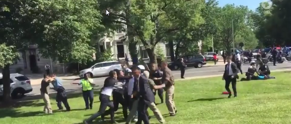 In mehreren Amateurvideos - hier eines auf tagesschau.de publizierten - wurden die Auseinandersetzungen vor der Residenz des türkischen Botschafters in Washington festgehalten.