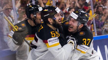 Deutschlands Yasin Ehliz (l-r), Torschütze Felix Schutz und Patrick Reimer jubeln nach dem Ausgleichstreffer zum 3:3.
