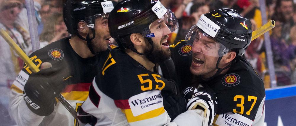 Deutschlands Yasin Ehliz (l-r), Torschütze Felix Schutz und Patrick Reimer jubeln nach dem Ausgleichstreffer zum 3:3.