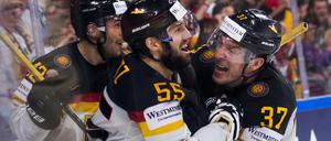 Deutschlands Yasin Ehliz (l-r), Torschütze Felix Schutz und Patrick Reimer jubeln nach dem Ausgleichstreffer zum 3:3.