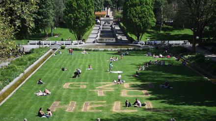 Auf dem Rasen des Körnerparks Neukölln ist am Donnerstag in Berlin "G20 to hell" zu lesen. Mutmaßliche G-20-Gegner sollen die Wiese mit Essigsäure verätzt haben.