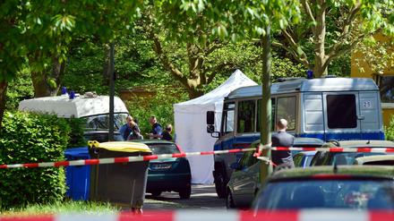 Polizeibeamte in Britz den Tatort .