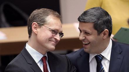 Berlins Regierender Bürgermeister Michael Müller (l) und der Fraktionsvorsitzende Raed Saleh (beide SPD) unterhalten sich vor Beginn einer Sitzung des Abgeordnetenhauses.