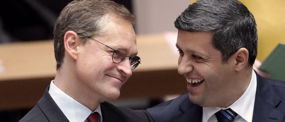 Berlins Regierender Bürgermeister Michael Müller (l) und der Fraktionsvorsitzende Raed Saleh (beide SPD) unterhalten sich vor Beginn einer Sitzung des Abgeordnetenhauses.