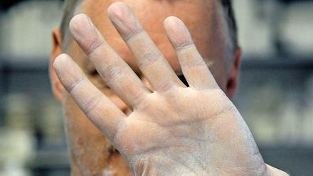 Wem gehört diese Hand?