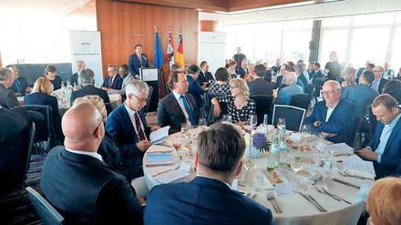 Politik geht durch den Magen. Beim traditionellen Spargelessen trafen sich Michael Müller, Monika Grütters und Thomas Klein von der Berliner Pressekonferenz (v.l.n.r.).
