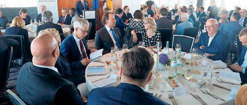 Politik geht durch den Magen. Beim traditionellen Spargelessen trafen sich Michael Müller, Monika Grütters und Thomas Klein von der Berliner Pressekonferenz (v.l.n.r.).