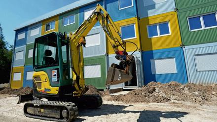 Die Baustelle eines Containerdorfs für Flüchtlinge.